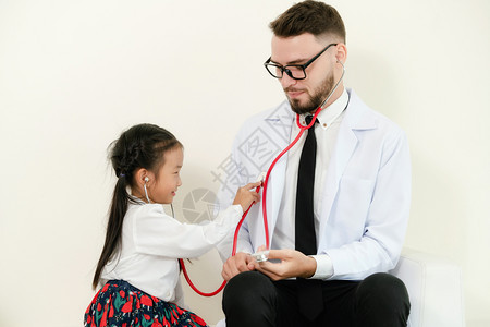 小女孩学医生听诊图片