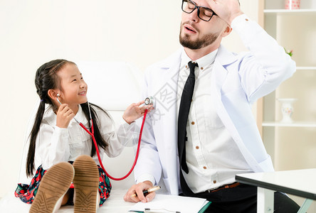医生装病让小孩听诊图片