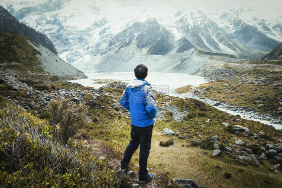 登上新西兰最高山峰的户外旅行者图片