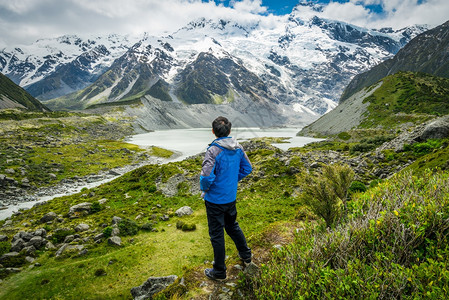 登上新西兰最高山峰的户外旅行者图片