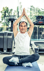 老年男子在健身房练瑜伽成熟健康的生活方式背景图片