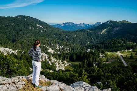 一个女人从croati穿过zvngor的山林站在山顶图片