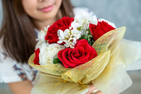 快乐的女子在情人节得到男友的玫瑰花图片