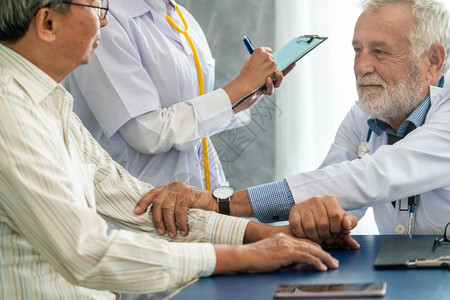 医生在病房检查老年病人的健康状况图片