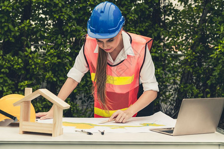 建筑工程师在做房屋建筑概念图片