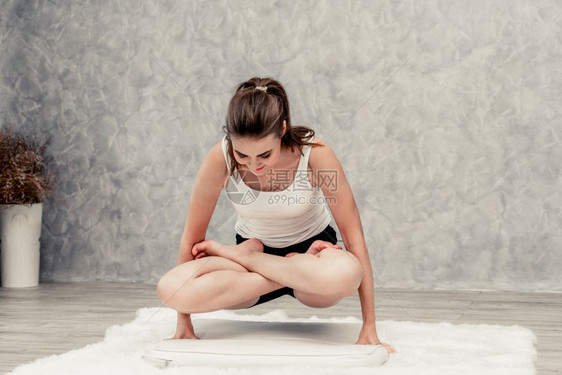 年轻美女在客厅做瑜伽锻炼图片