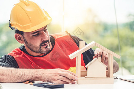 青年建筑工人在进行室内设计图片