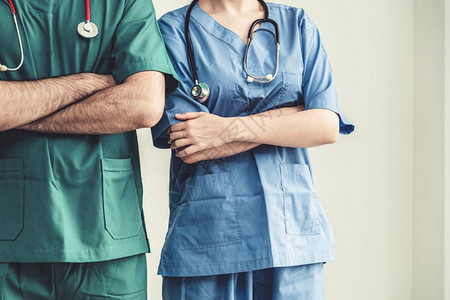 两名医院工作人员手持交叉动作图片