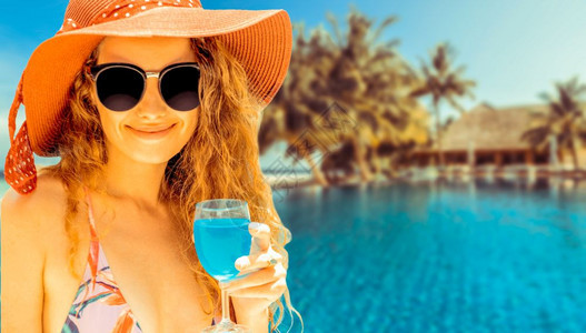在佛罗里达海边喝酒度假的女人图片