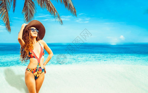 夏天在热带沙滩穿泳衣的女人图片