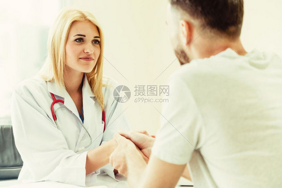 医生正在给病人看病图片