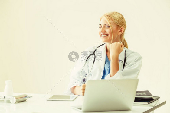 在医院办公室工作的女医生图片