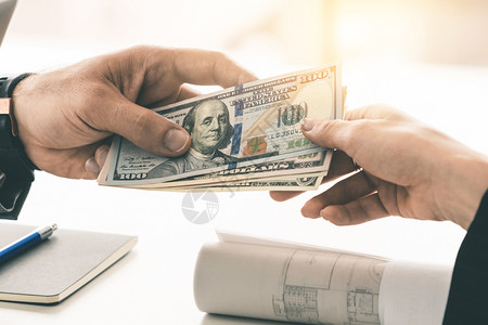 正在现金交易的商人图片