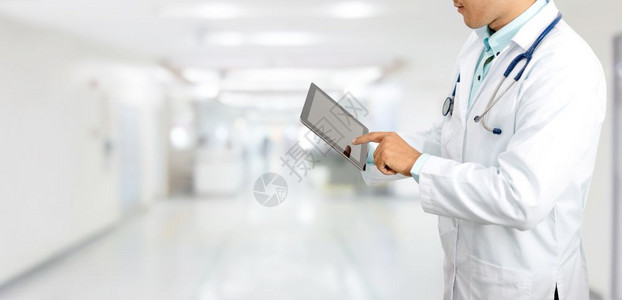 在医院使用平板电脑的男医生图片
