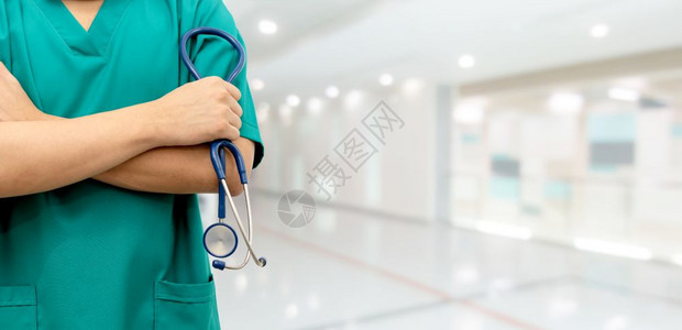 外科医生在院站立手拿侦听器图片