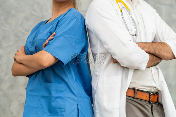 两名医院工作人员手持交叉动作图片