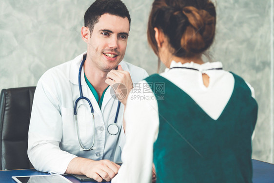 医生正与患者交谈图片