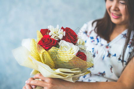 快乐的女子在情人节得到男友的玫瑰花图片