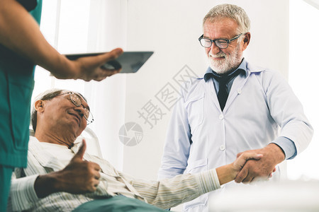 两名医生正在看望患者图片