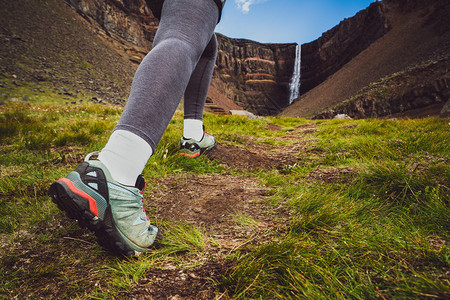 户外登山脚步特写图片素材