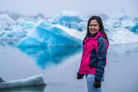 在北冰洋旅游的女性图片