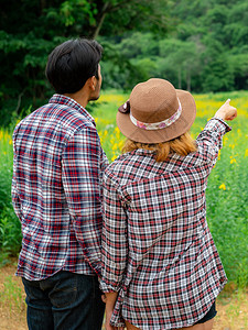 快乐的情侣在山上草地浪漫旅行和蜜月图片