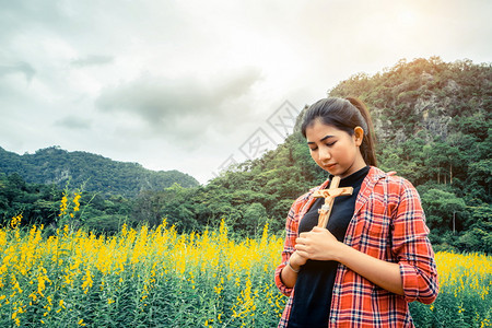 美丽的年轻女子图片