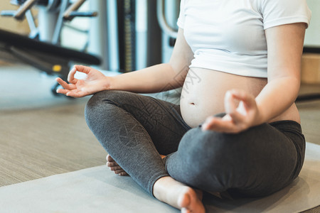 怀孕期间的孕妈妈做瑜伽图片