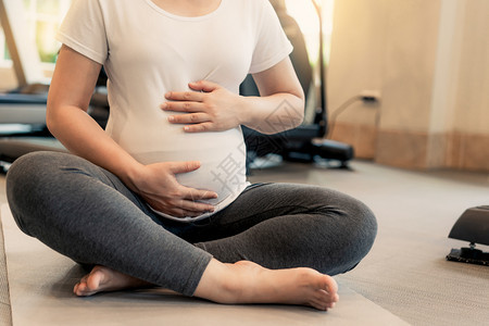 怀孕期间的孕妈妈做瑜伽图片