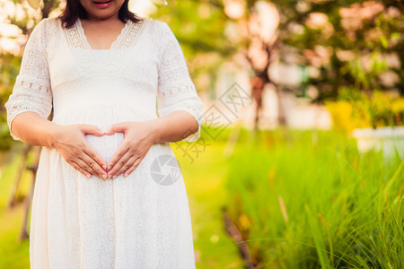 怀孕期间的孕妈妈在公园散步图片