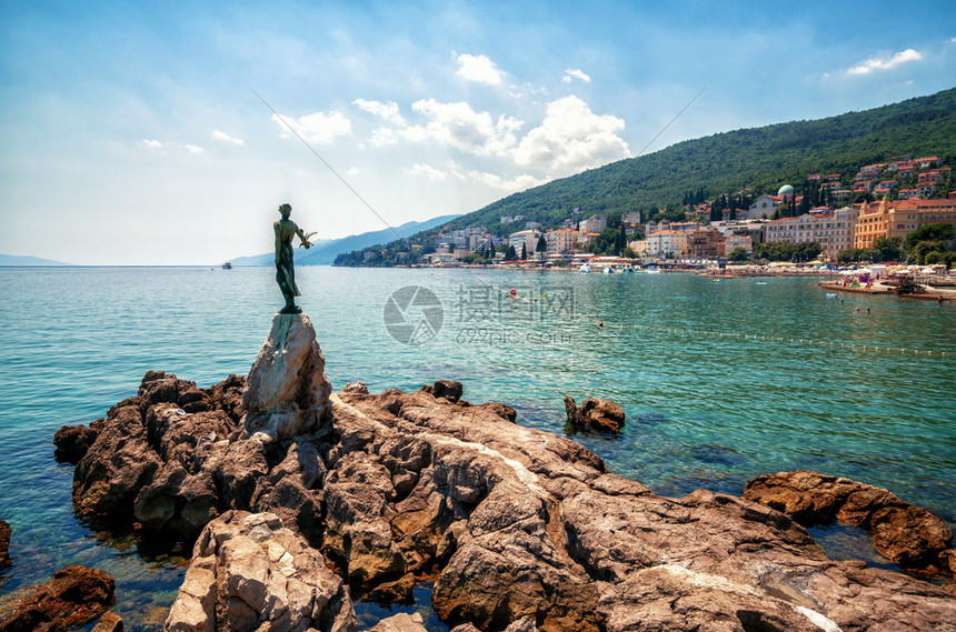 亚得里海岸的雕像位于欧洲克罗提亚的旅游城镇阿帕蒂亚图片