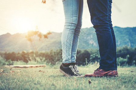 快乐的情侣在山上草地浪漫旅行和蜜月图片