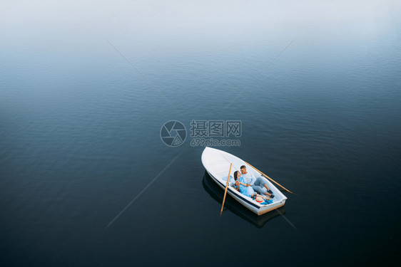 情侣在湖泊中划船约会图片
