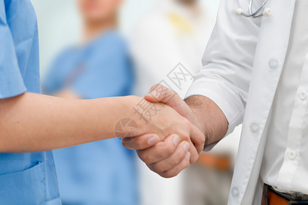 医生与另一名保健人员握手图片