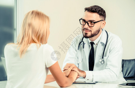 医生跟病人讨论病情图片