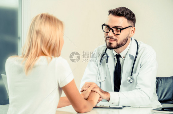 医生跟病人讨论病情图片