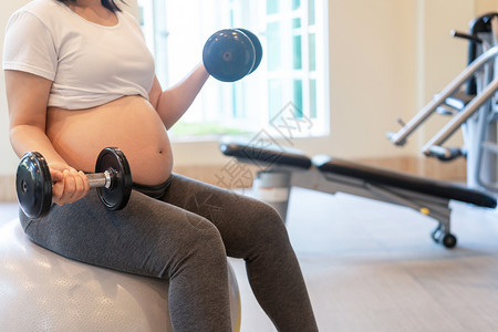 怀孕期间的孕妈妈在做锻炼图片
