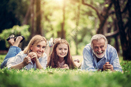 快乐的家庭在夏天一起公园里放松图片