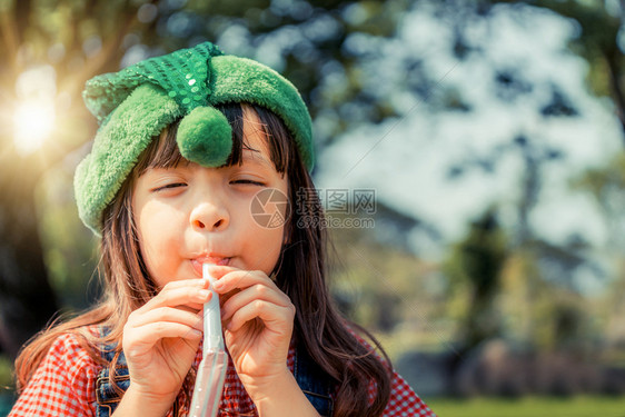 快乐的小女孩派对愉快的玩耍图片