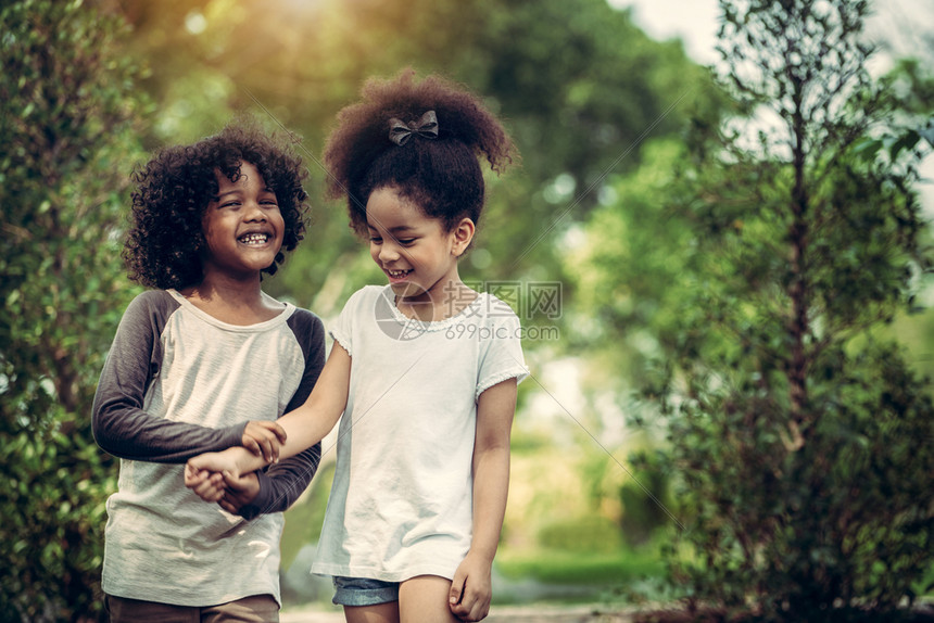 公园里快乐的两个非洲小朋友在玩游戏图片
