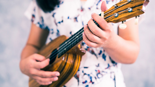 玩尤克里里背景