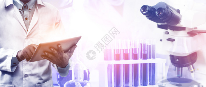 研发概念科学和医实验室仪器显微镜用于生物学的试验管和玻璃瓶以及用于医学研究的实验室化学双重接触图像图片