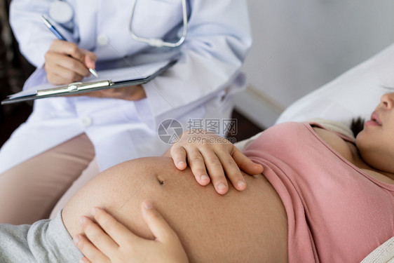 年轻孕妇在医院做检查图片