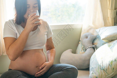 年轻孕妇在怀期间图片