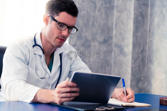 医生的听诊器和笔记本电脑图片