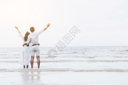 情侣在沙滩上度蜜月背景图片