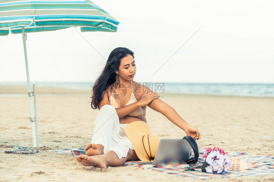 沙滩上的年轻女子图片