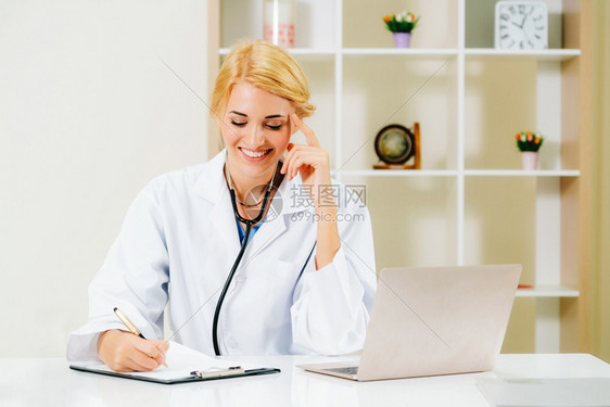 工作的女医生医疗和保健图片