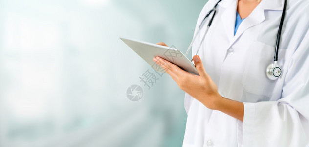 在医院使用平板电脑的医生图片