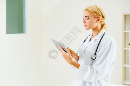 住院治疗在医院使用平板电脑工作的医生背景